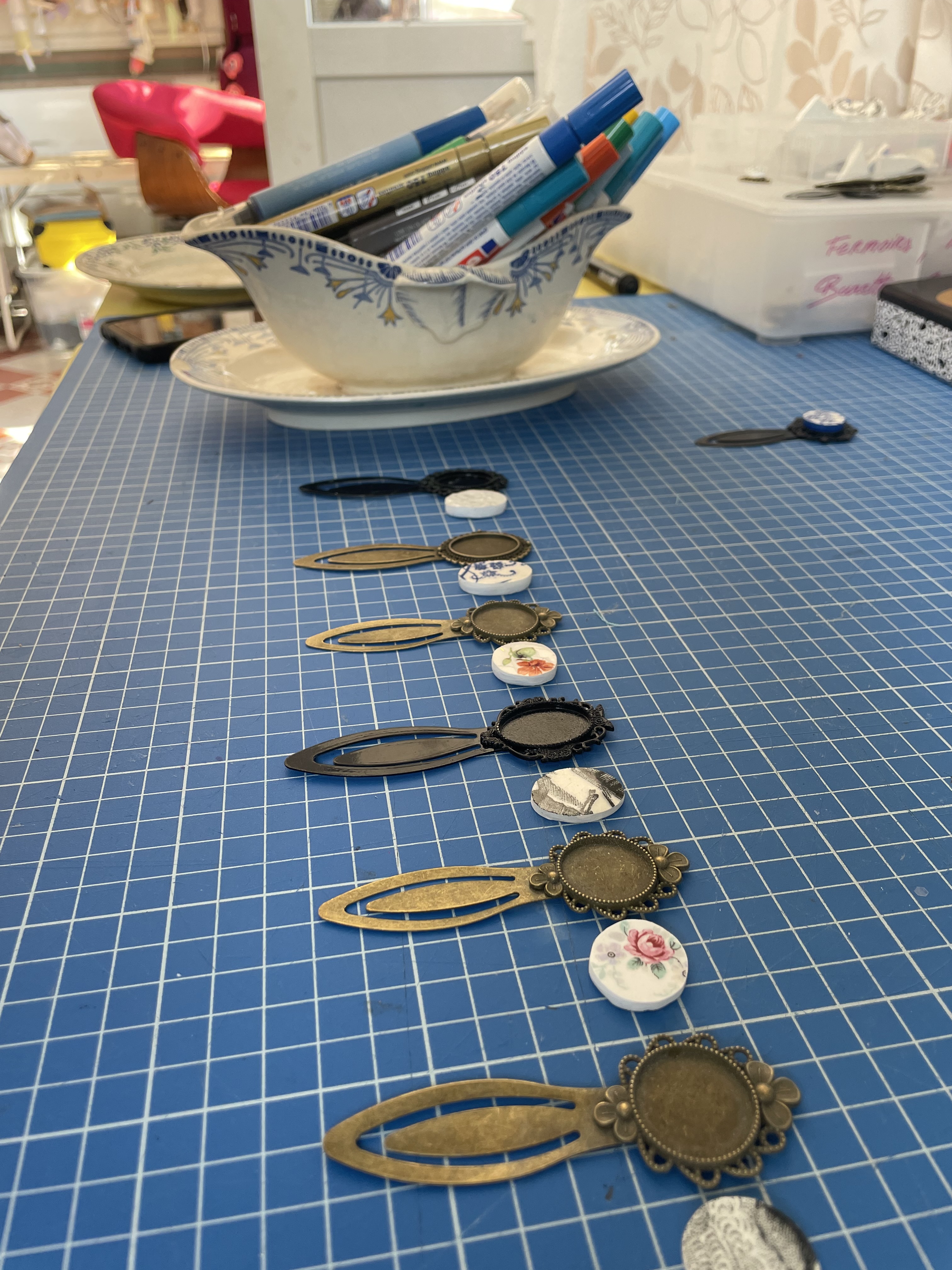 Marque page collection Marika, 1B2F en Terre de fer et porcelaine réemployées 