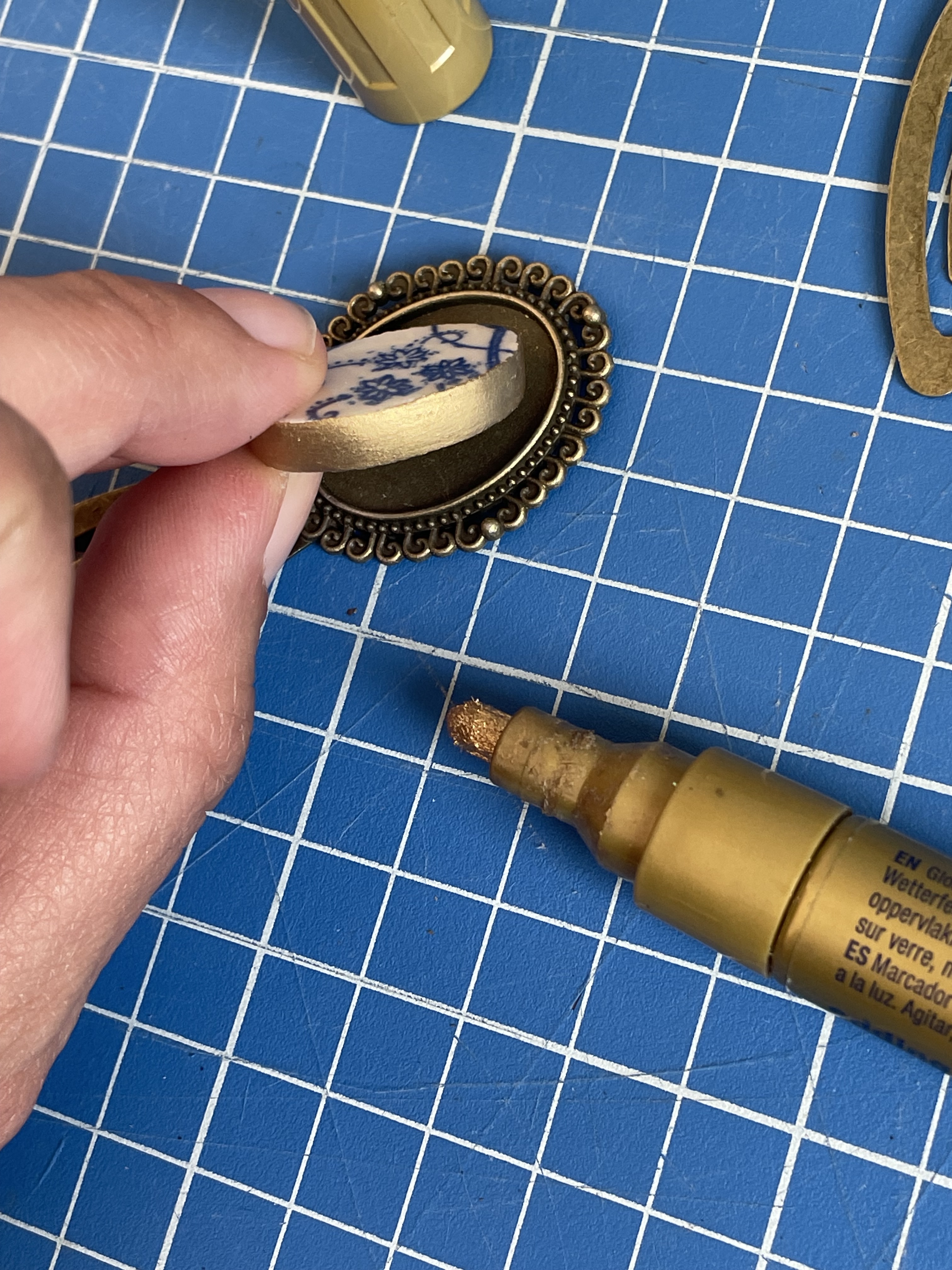 Marque page collection Marika, 1B2F en Terre de fer et porcelaine réemployées 