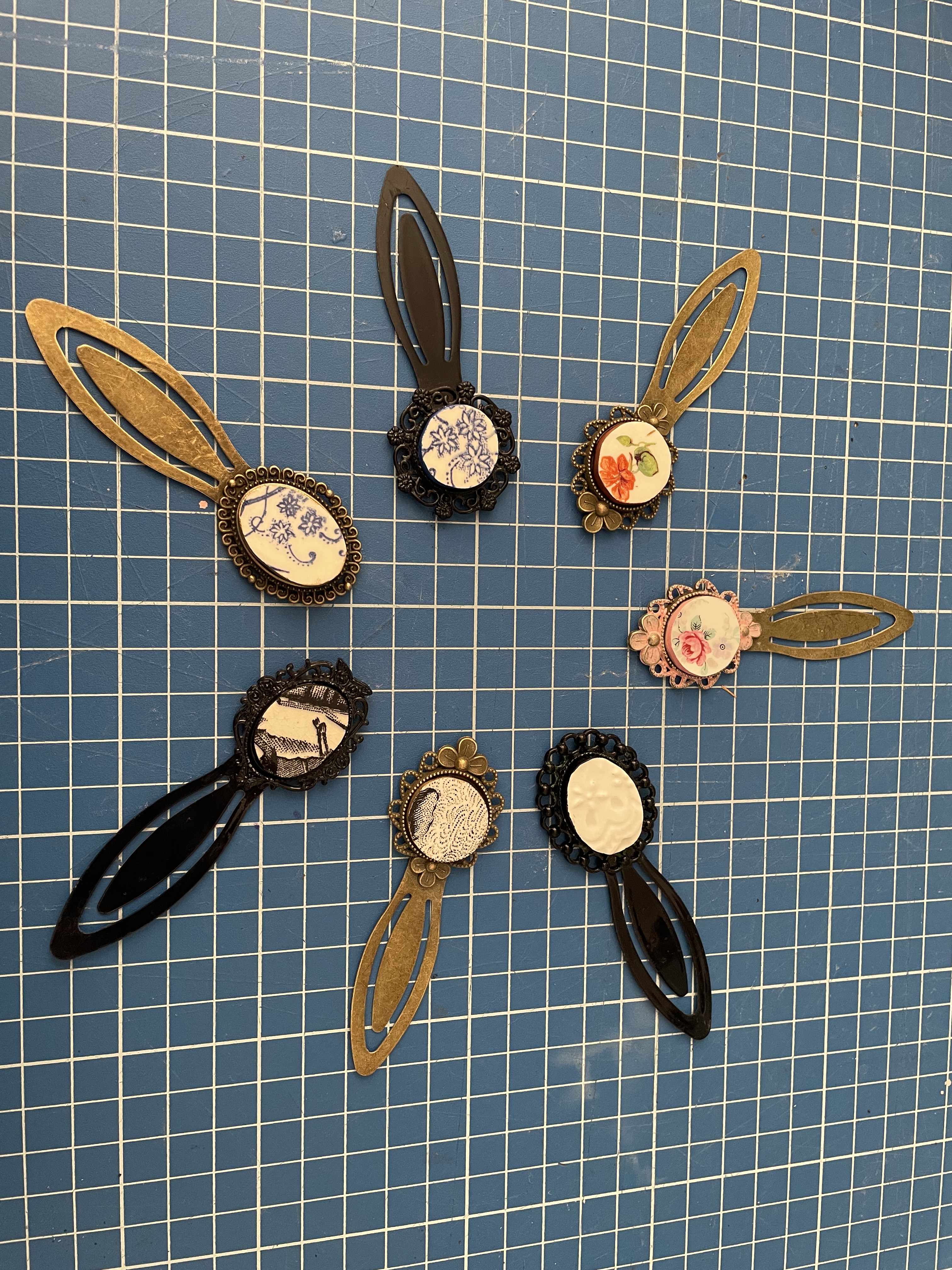 Marque page collection Marika, 1B2F en Terre de fer et porcelaine réemployées 