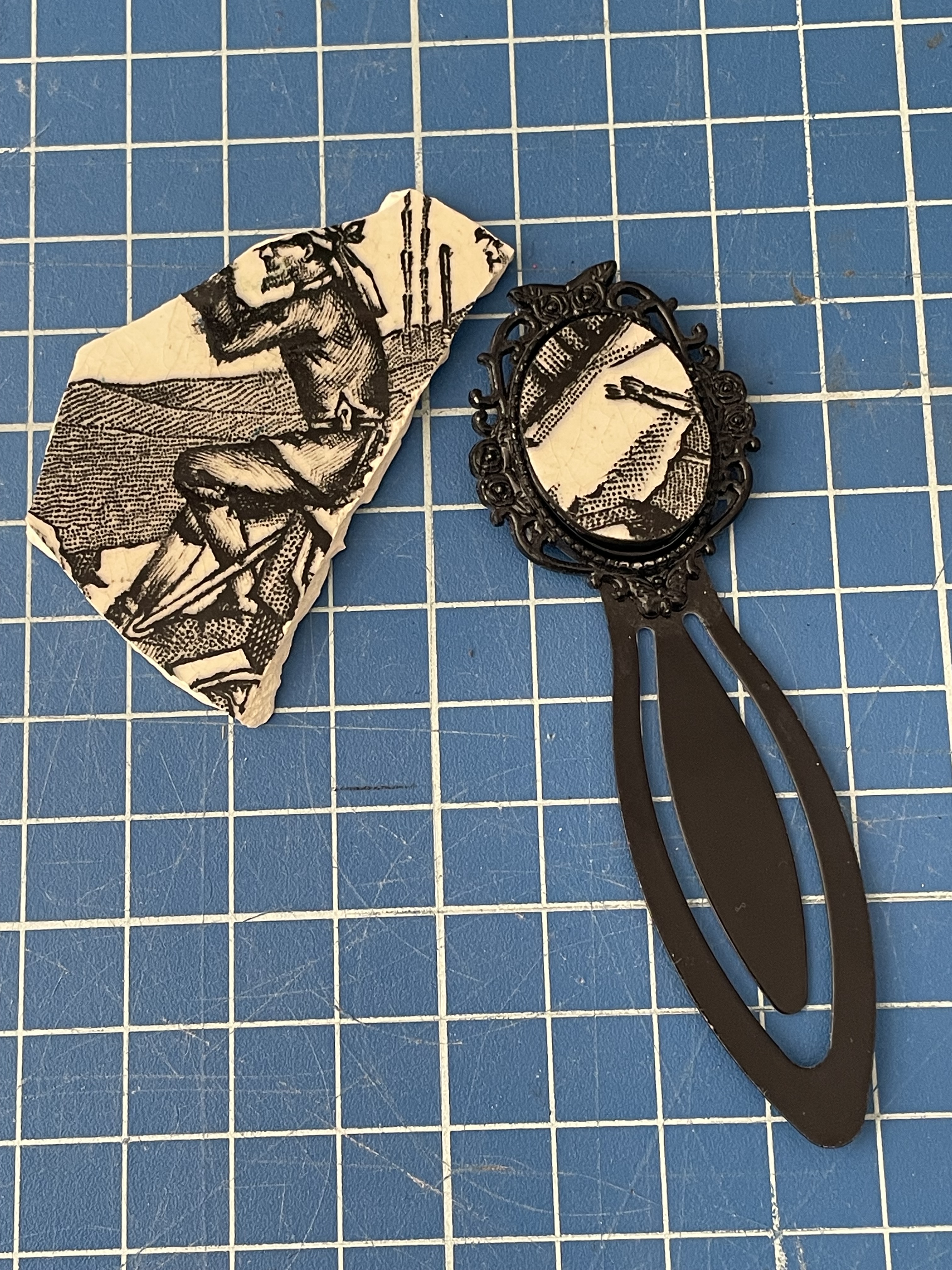 Marque page collection Marika, 1B2F en Terre de fer réemployée assiette parlante (Creil et Montereau)