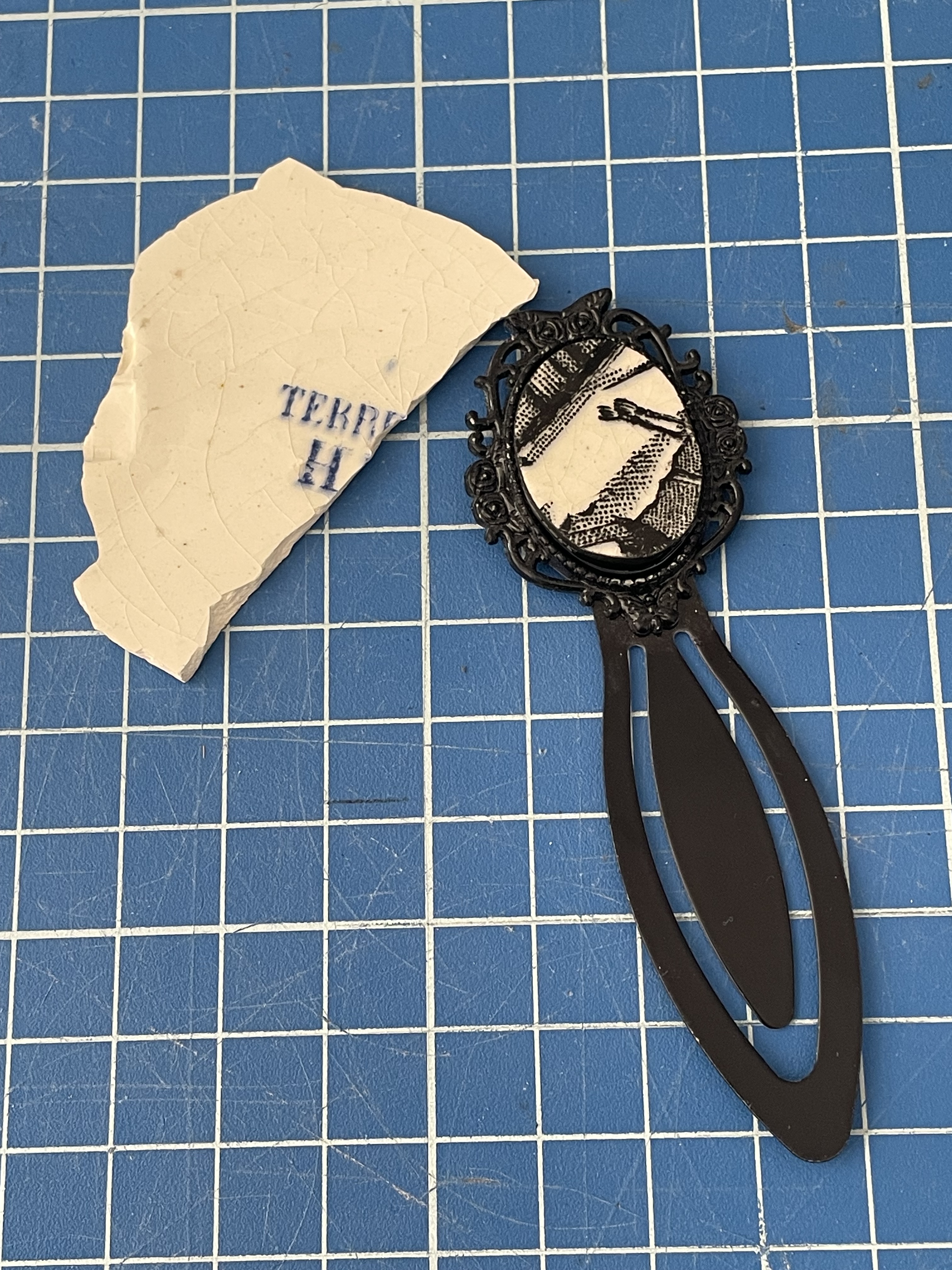 Marque page collection Marika, 1B2F en Terre de fer réemployée assiette parlante (Creil et Montereau)