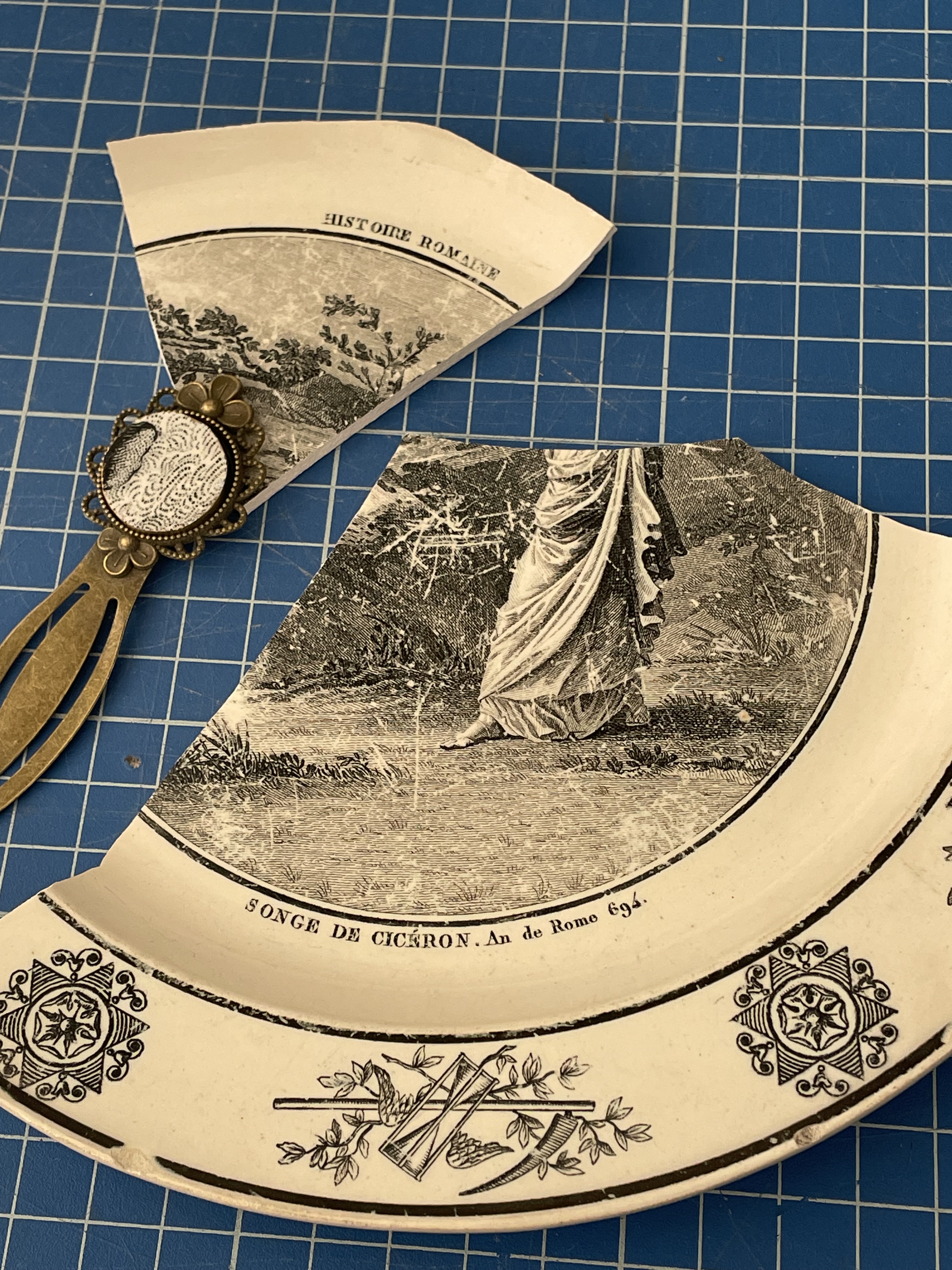 Marque page collection Marika, 1B2F en Terre de fer réemployée assiette parlante