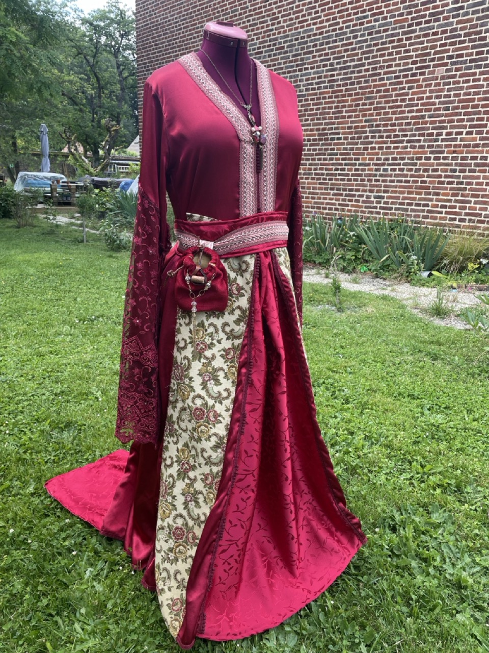 Robe médiévale Rouge 1B2F en tissus de réemploi