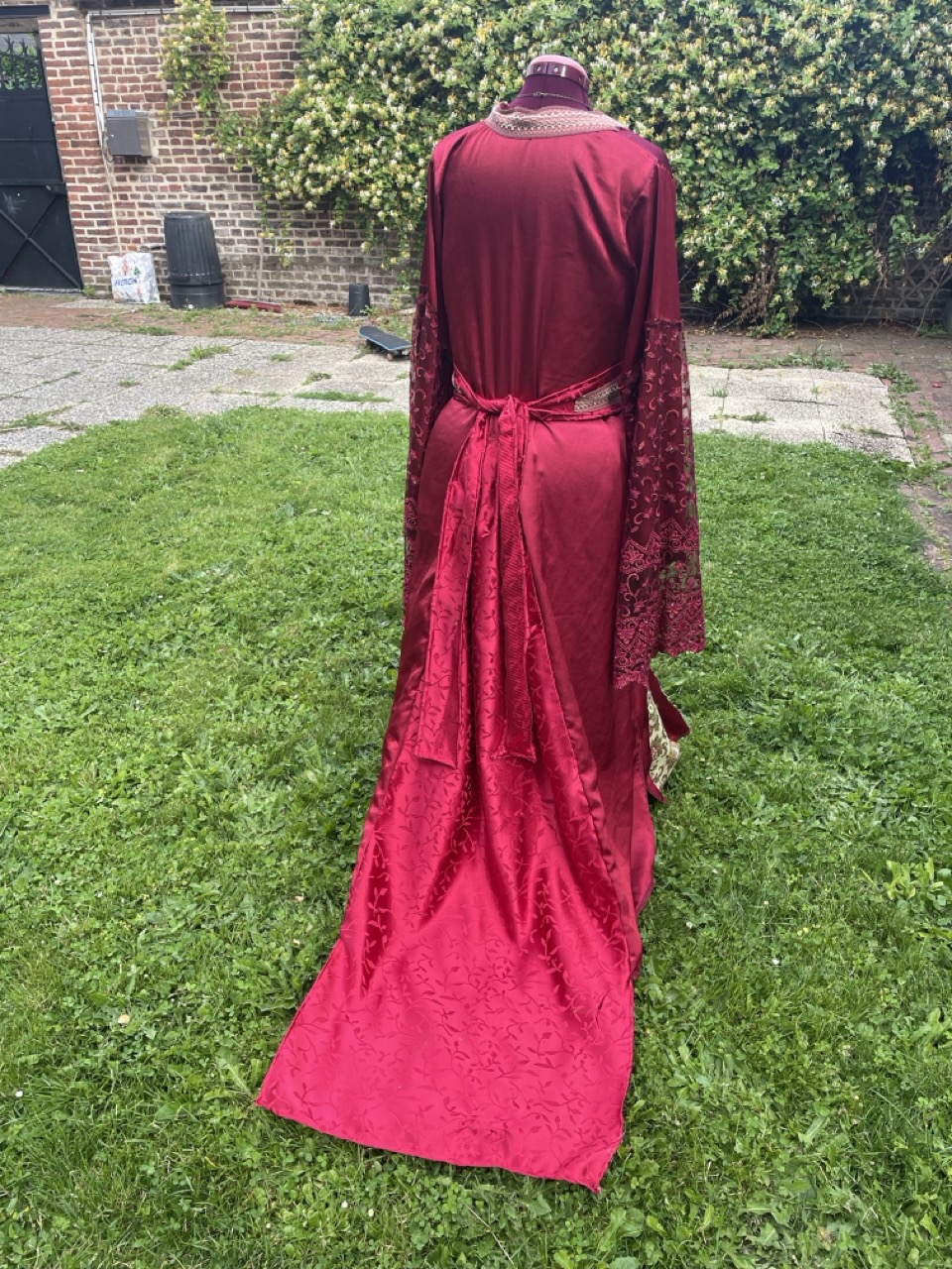 Robe médiévale Rouge 1B2F en tissus de réemploi; Rideaux, chemin de table