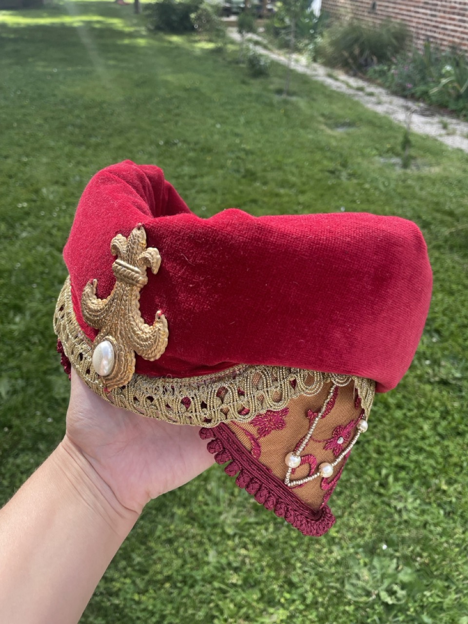 Coiffe médiévale rouge en tissus de réemploi 1B2F