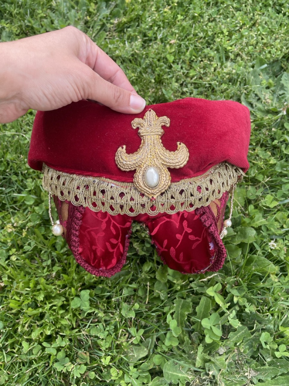 Coiffe médiévale rouge en tissus de réemploi 1B2F