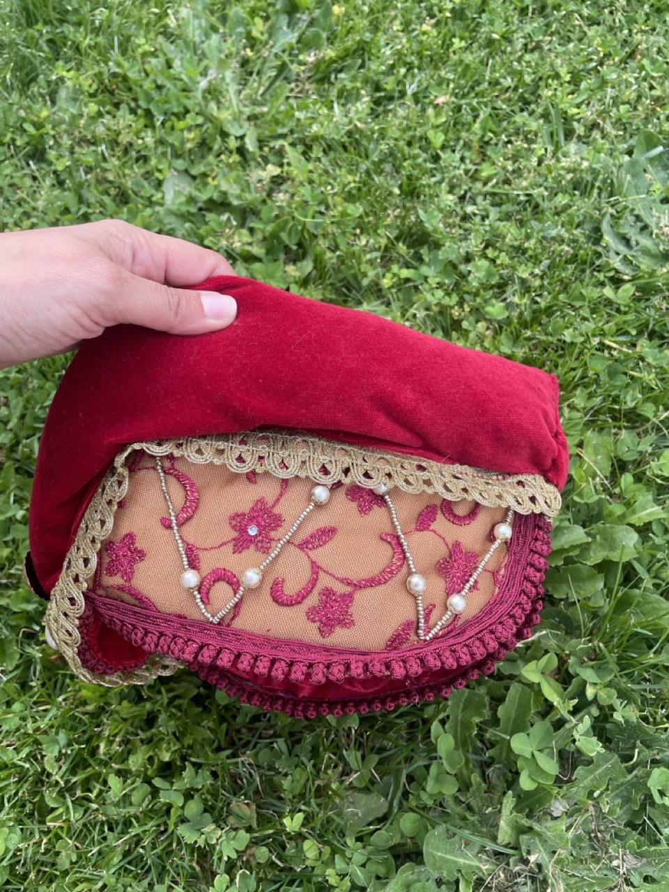 Coiffe médiévale rouge en tissus de réemploi 1B2F