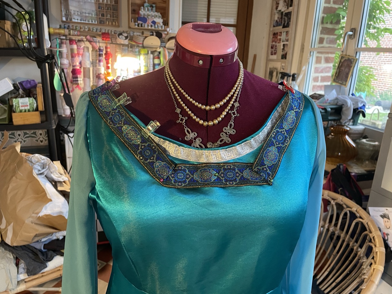 Robe médiévale bleu en tissus de réemploi 1B2F