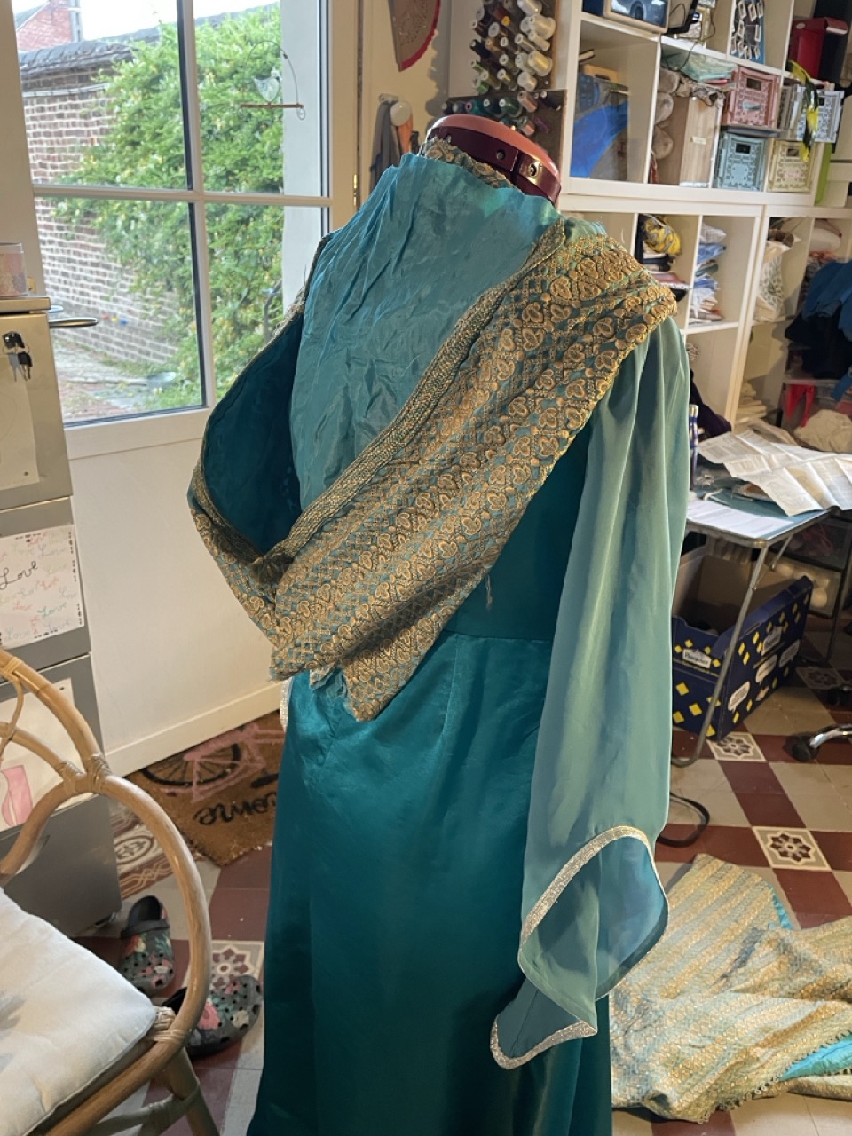 Robe médiévale bleu en tissus de réemploi 1B2F