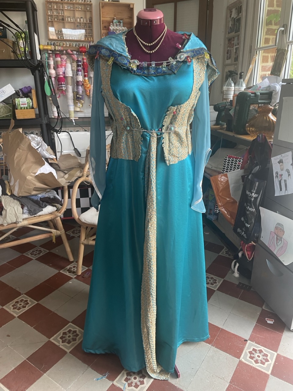 Robe médiévale bleu en tissus de réemploi 1B2F