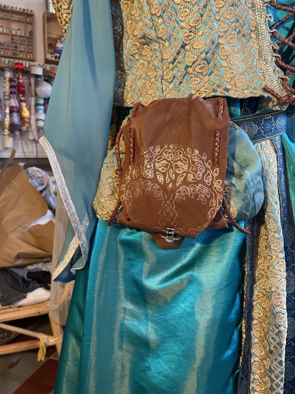 Robe médiévale bleu en tissus de réemploi 1B2F