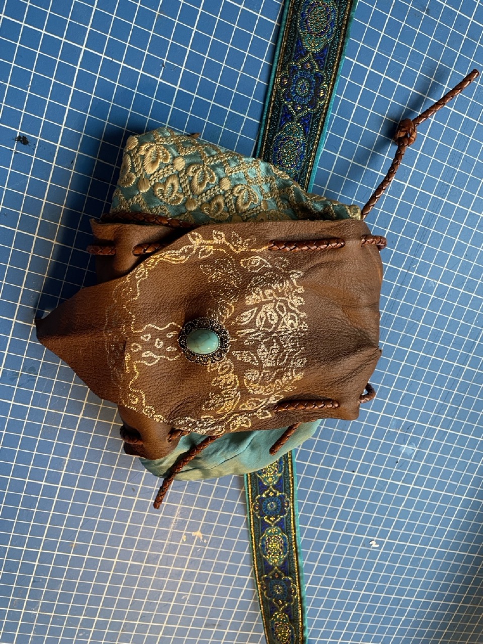 Robe médiévale bleu en tissus de réemploi 1B2F