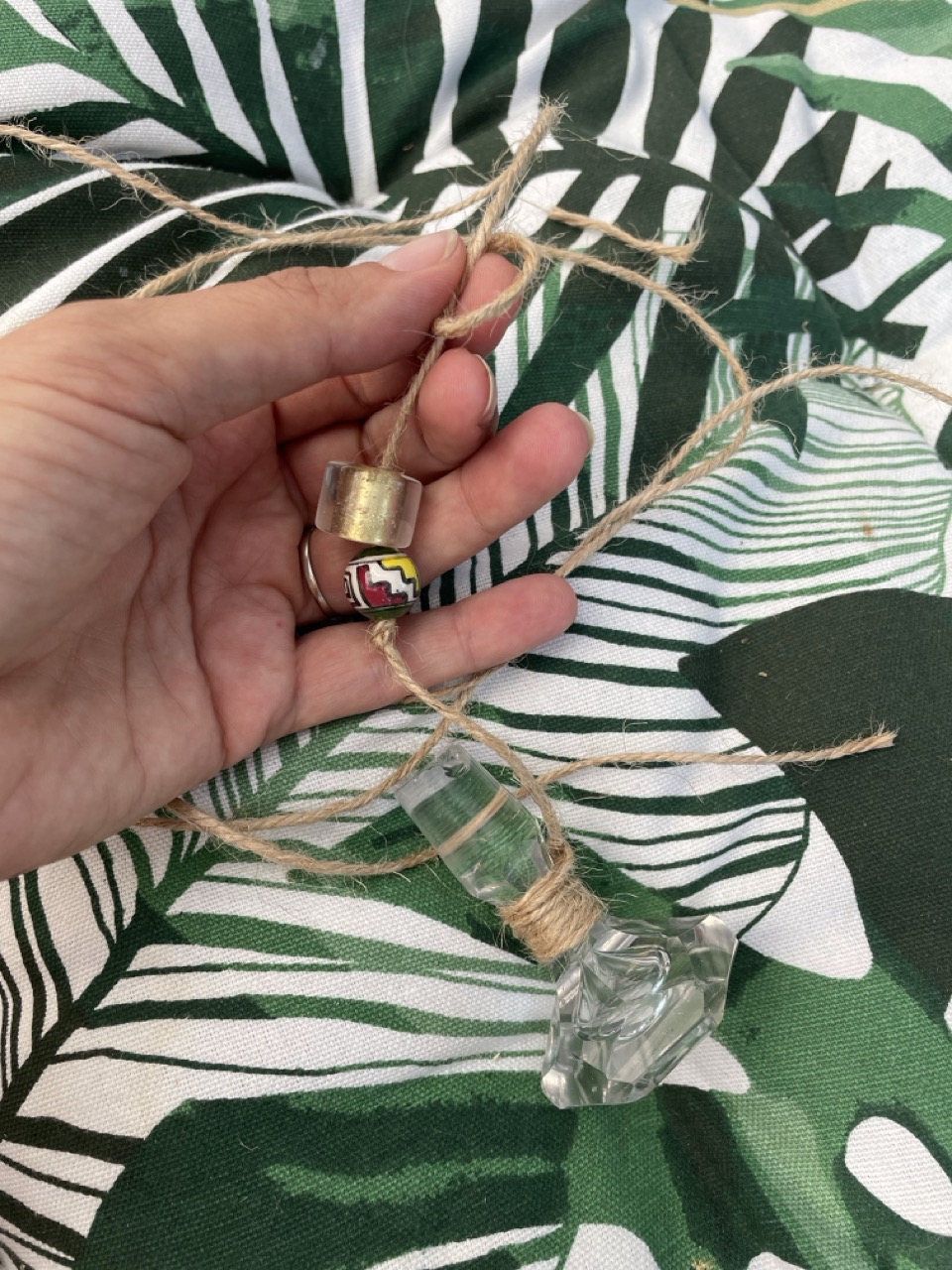 Mobile de jardin en perles et bouchons de carafe 1B2F