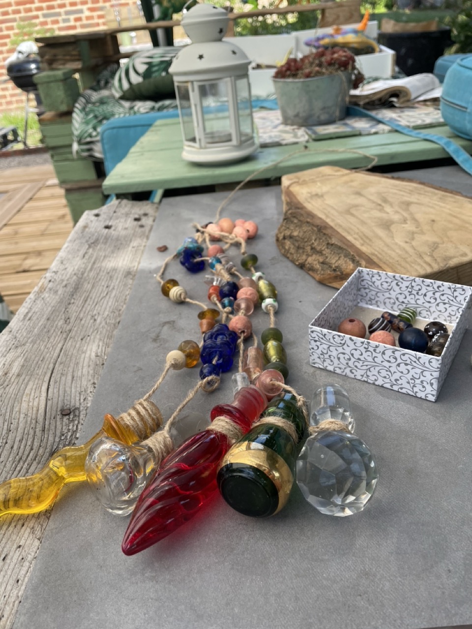 Mobile de jardin en perles et bouchons de carafe 1B2F