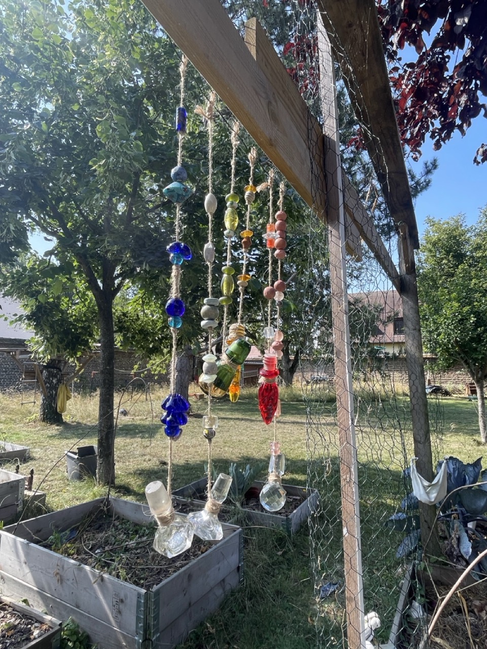 Mobile de jardin en perles et bouchons de carafe 1B2F