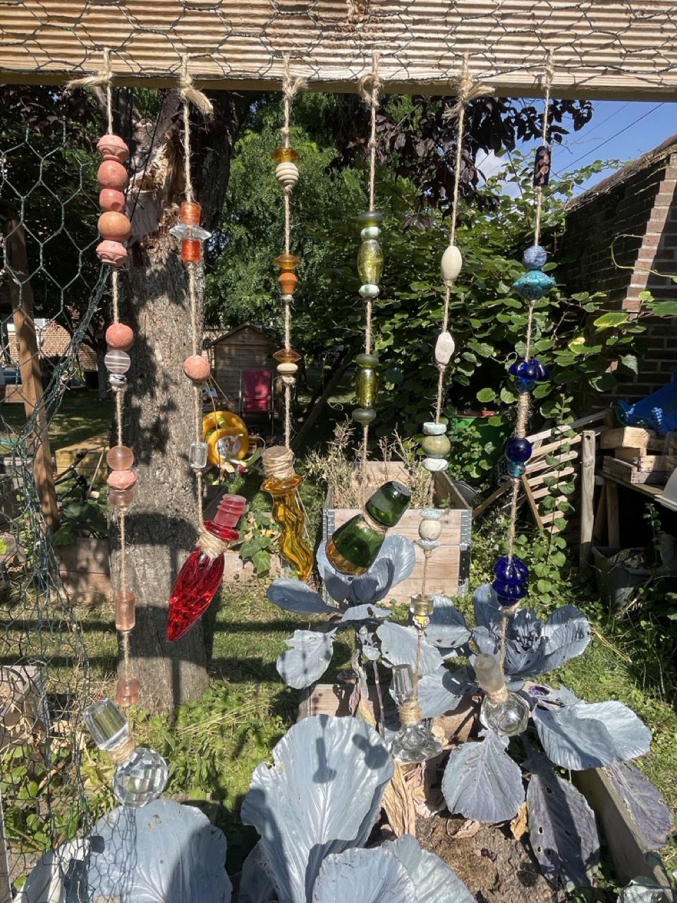 Mobile de jardin en perles et bouchons de carafe 1B2F