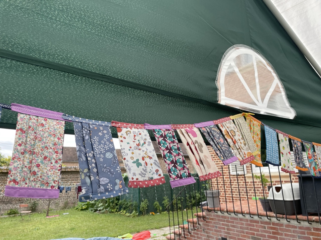 Guirlande de fanions pour le jardin en masques en tissus recyclé 1B2F