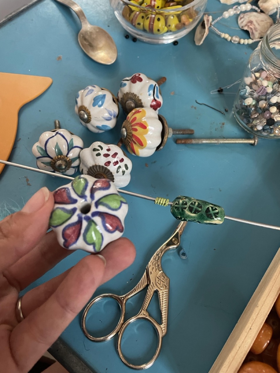 Bijoux de jardin en boutons de portes et bouteilles de parfums recyclés 1B2F