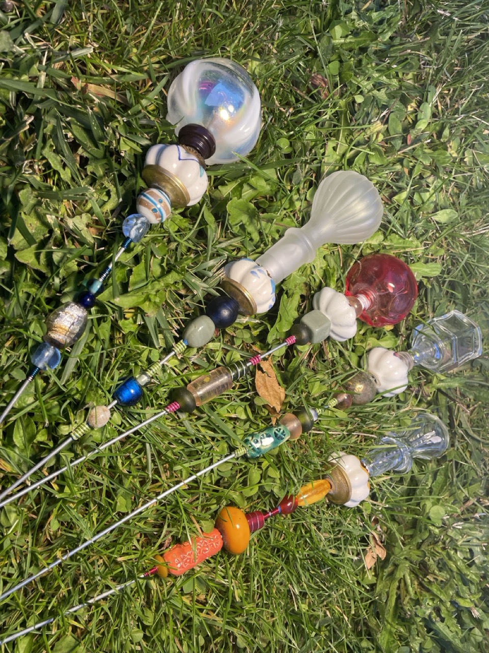 Bijoux de jardin en boutons de portes et bouteilles de parfums recyclés 1B2F