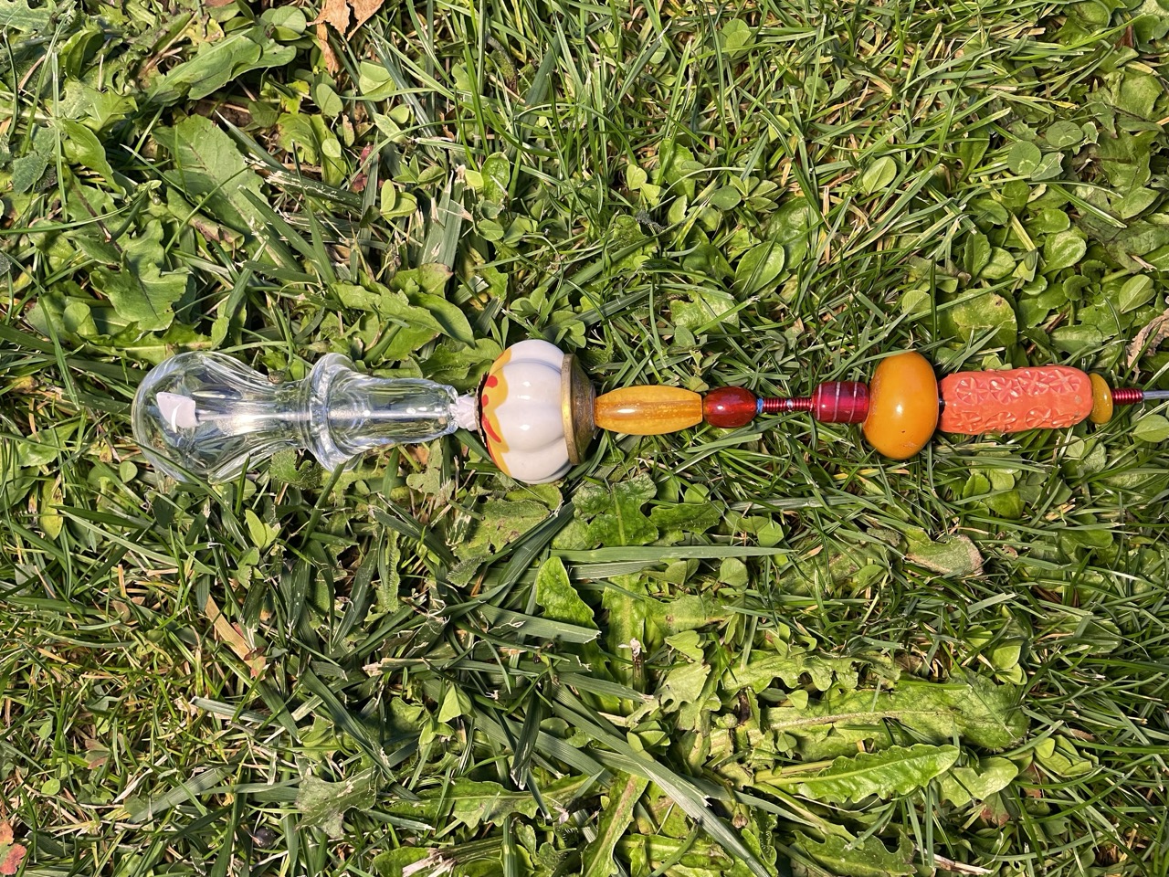 Bijoux de jardin en boutons de portes et bouteilles de parfums recyclés 1B2F