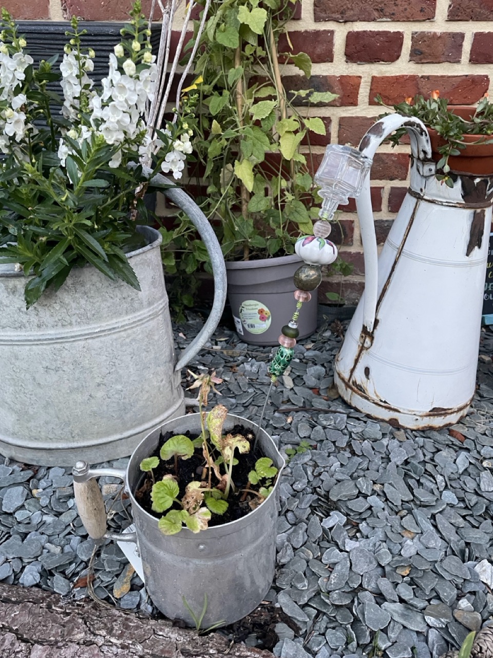 Bijoux de jardin en boutons de portes et bouteilles de parfums recyclés 1B2F