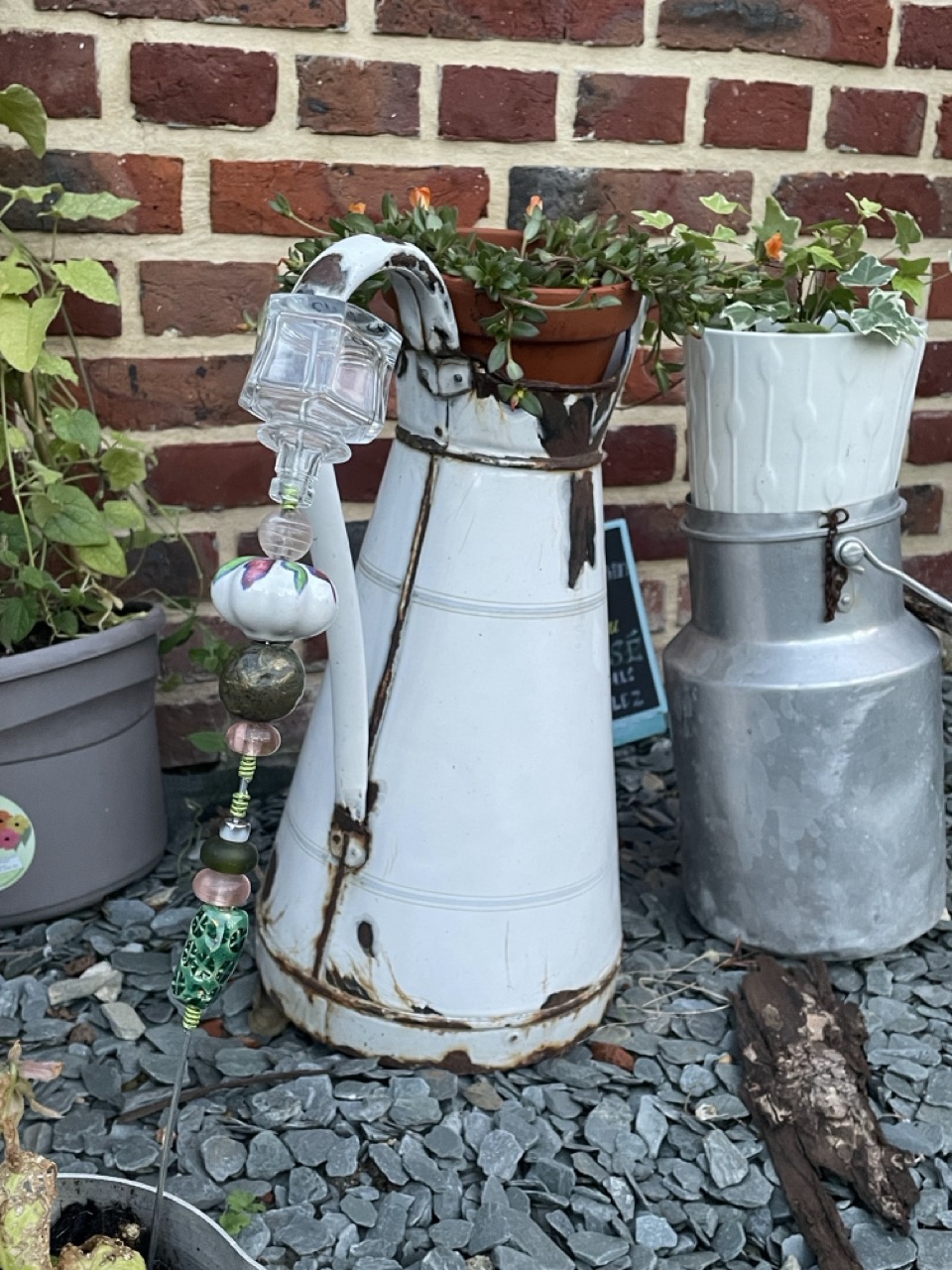 Bijoux de jardin en boutons de portes et bouteilles de parfums recyclés 1B2F