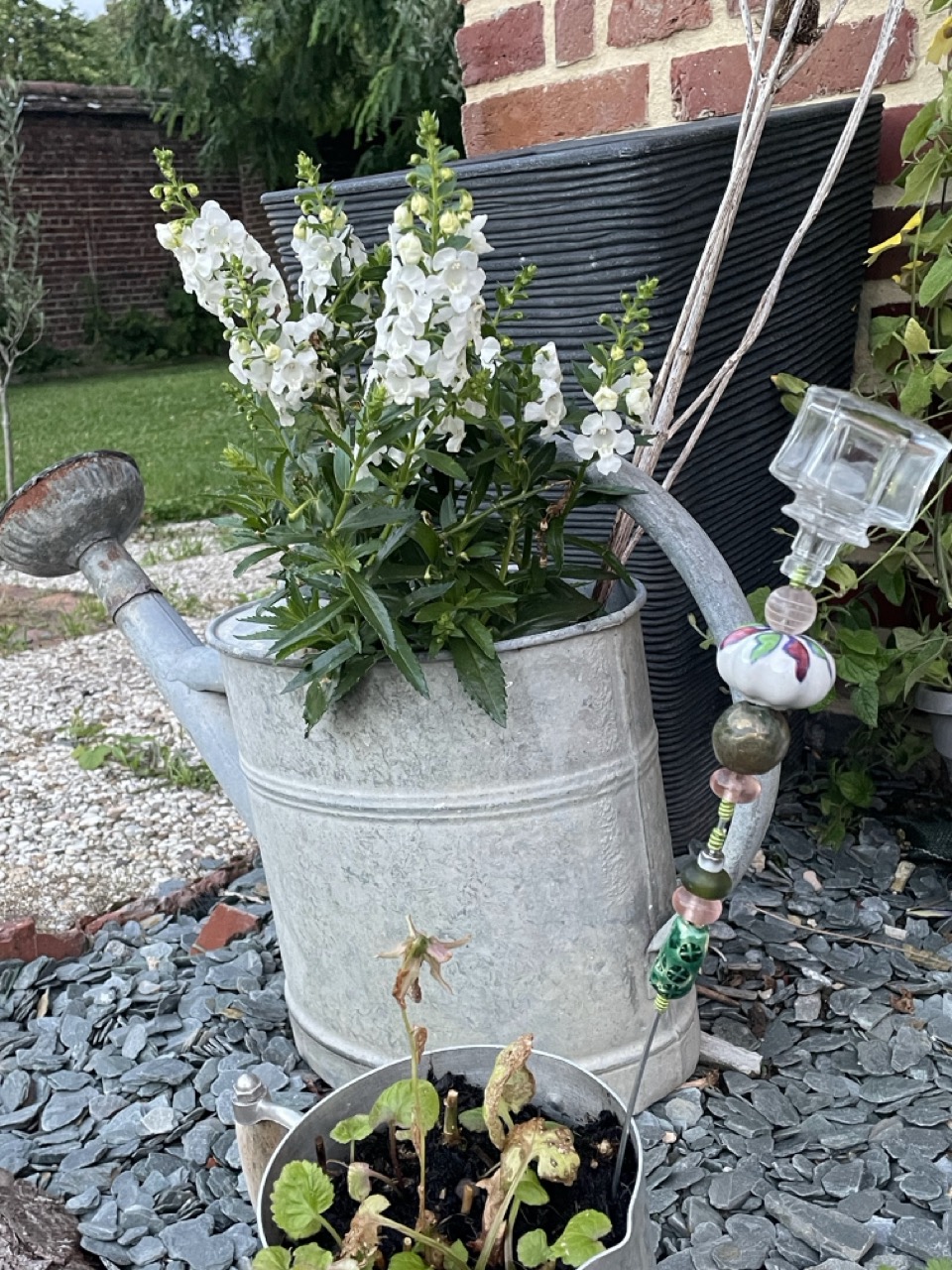 Bijoux de jardin en boutons de portes et bouteilles de parfums recyclés 1B2F