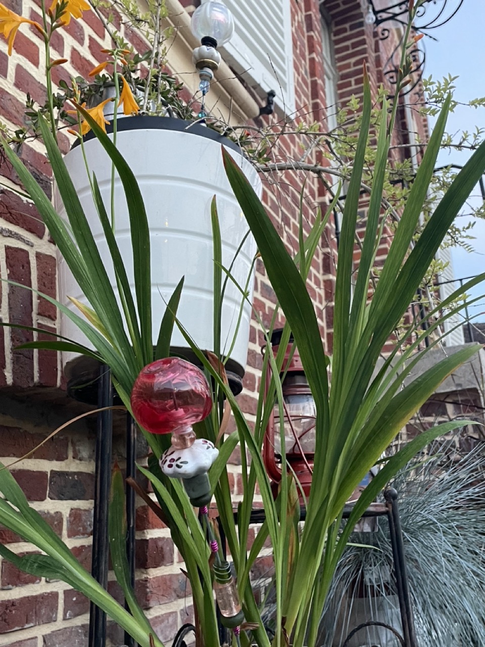 Bijoux de jardin en boutons de portes et bouteilles de parfums recyclés 1B2F