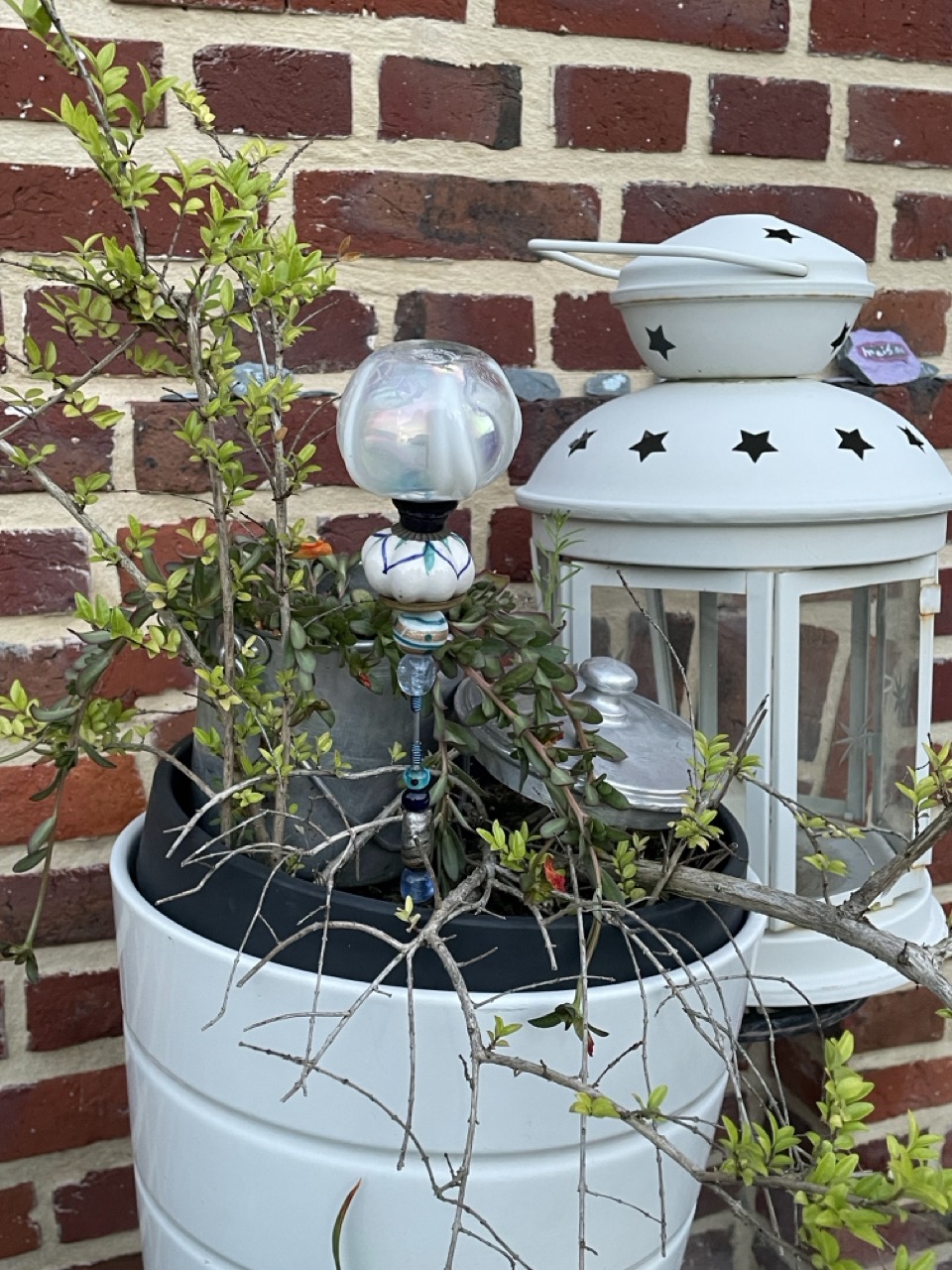 Bijoux de jardin en boutons de portes et bouteilles de parfums recyclés 1B2F