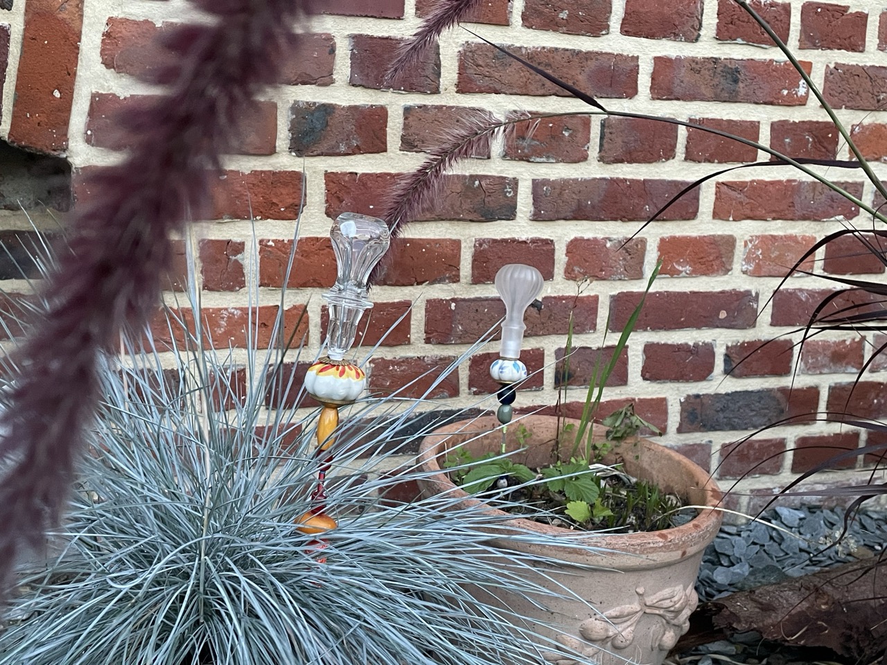 Bijoux de jardin en boutons de portes et bouteilles de parfums recyclés 1B2F