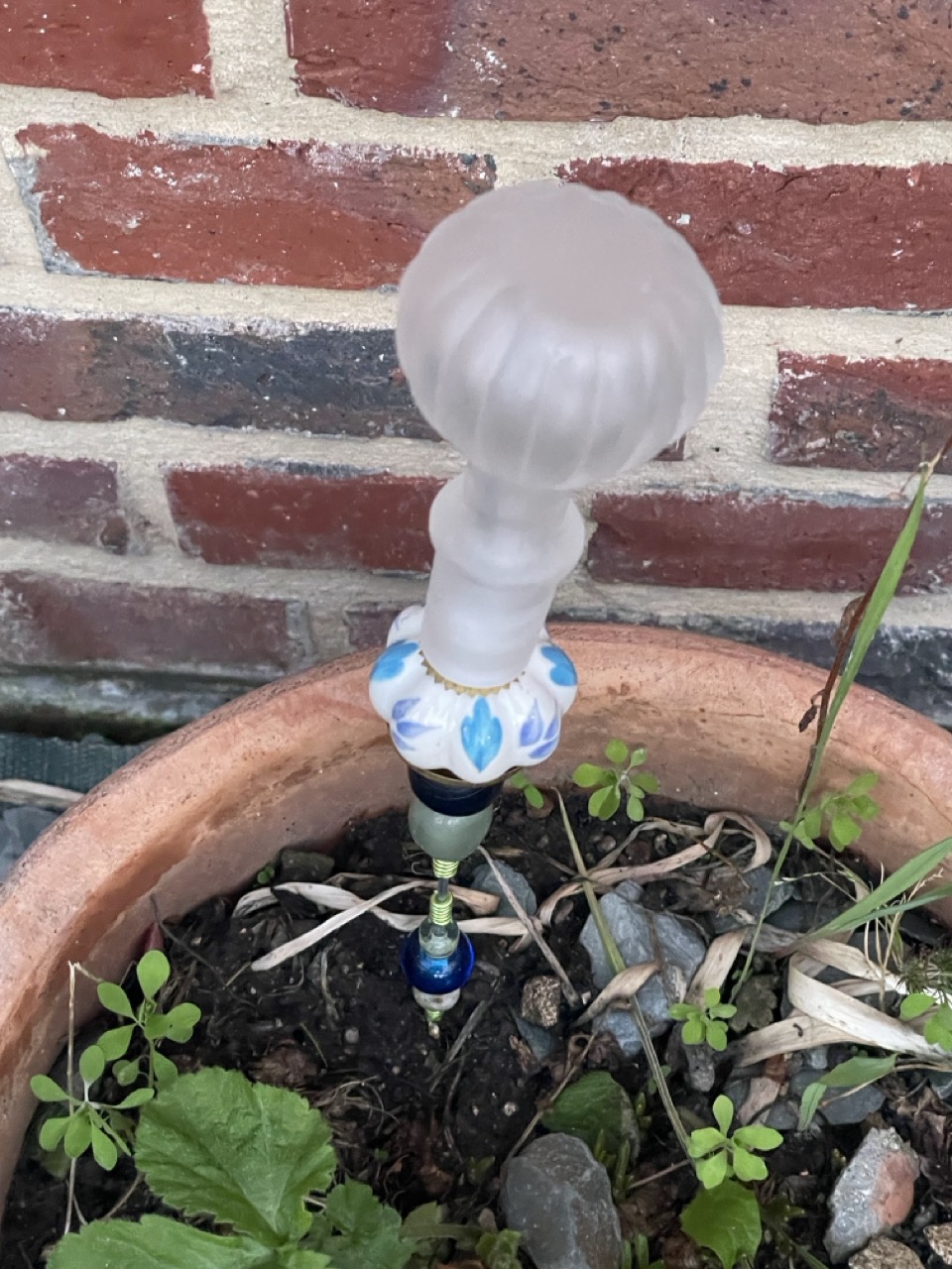 Bijoux de jardin en boutons de portes et bouteilles de parfums recyclés 1B2F