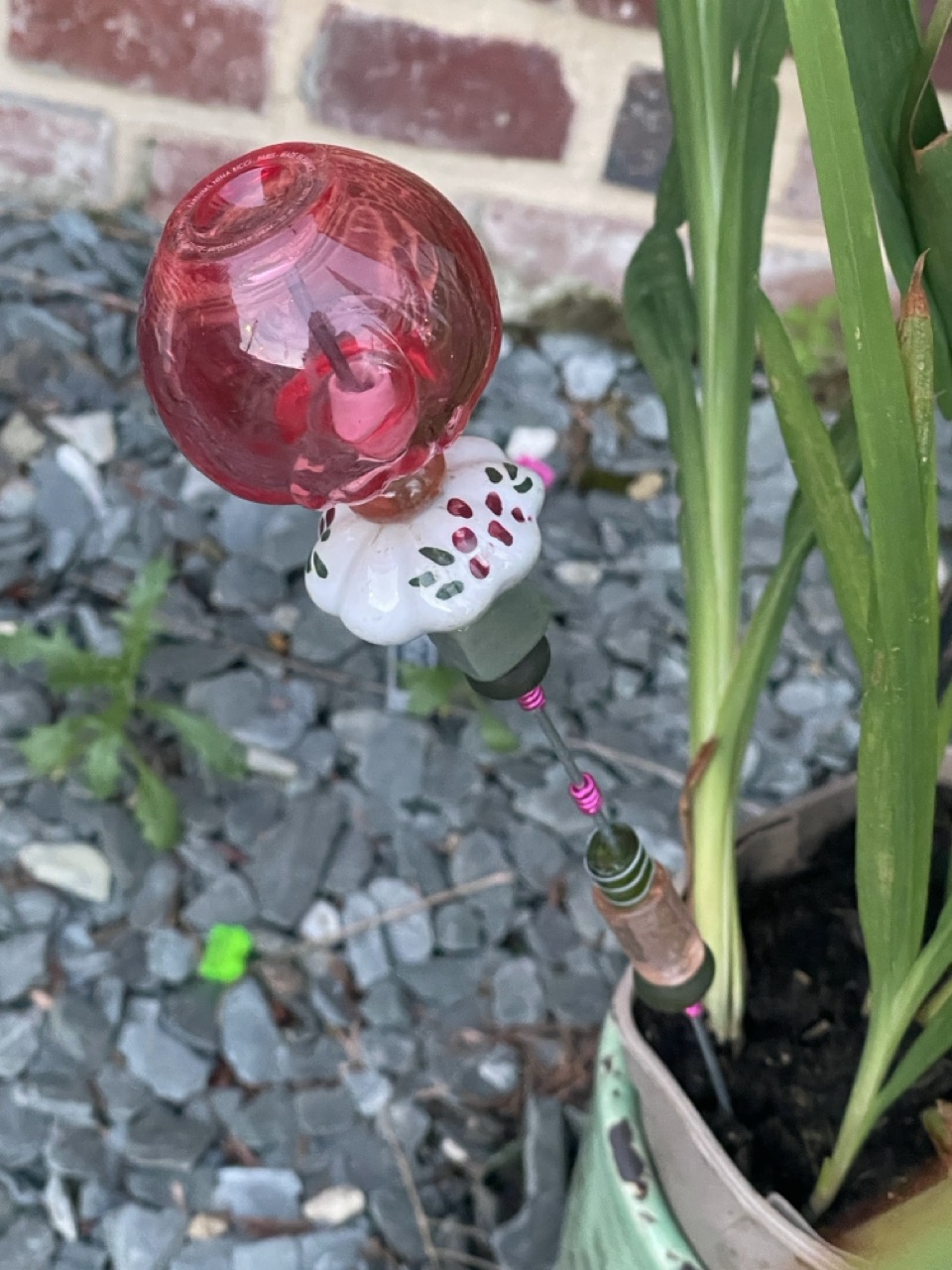 Bijoux de jardin en boutons de portes et bouteilles de parfums recyclés 1B2F