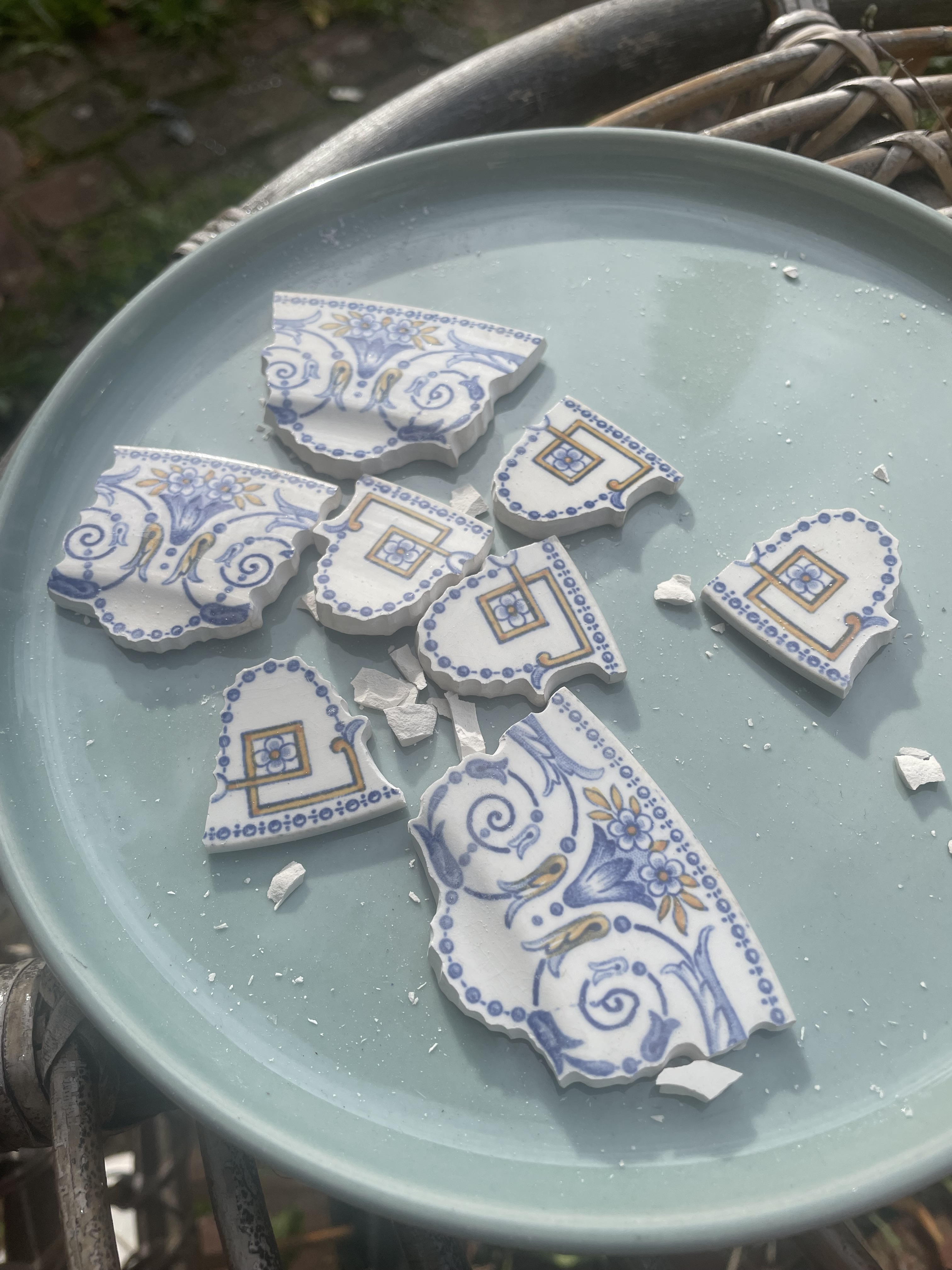 Assiette en terre de fer 