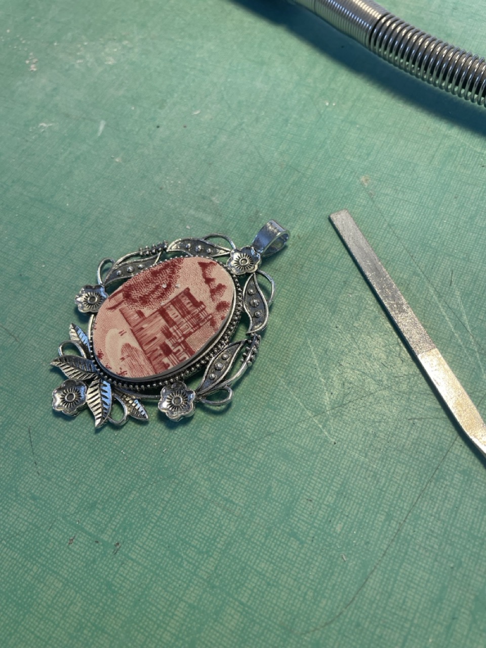 Pendentif en porcelaine anglaise recyclée collection Marie-Louise 1B2F