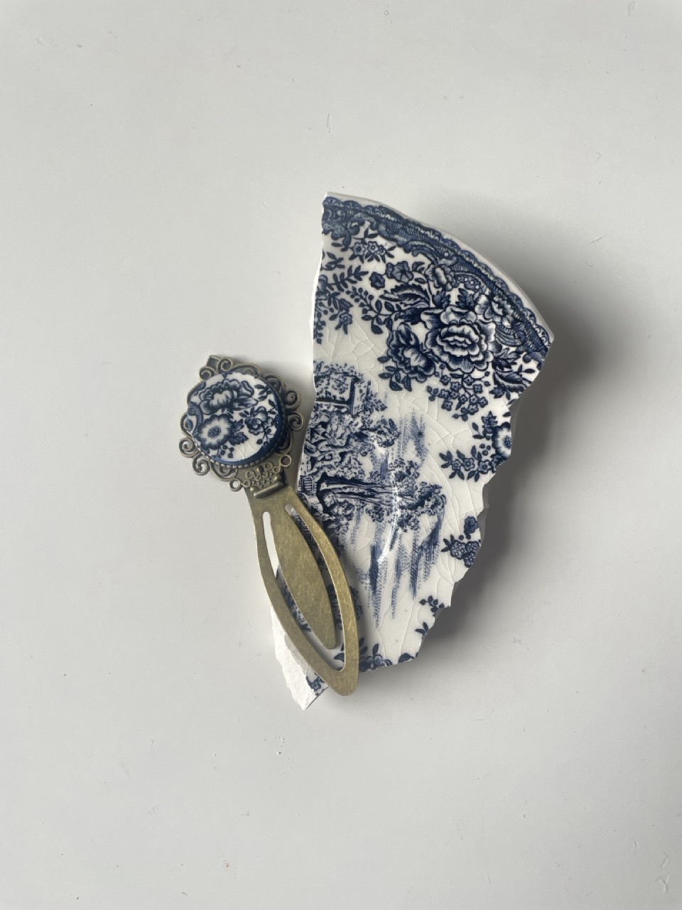 Marque page collection Marika, 1B2F en porcelaine anglaise réemployée