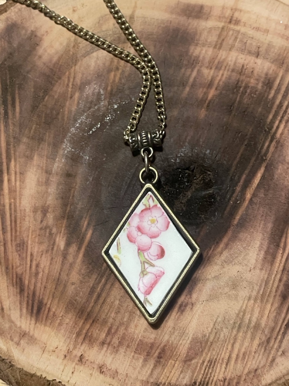 Pendentif en porcelaine anglaise recyclée (collection Marie Louise 1B2F)