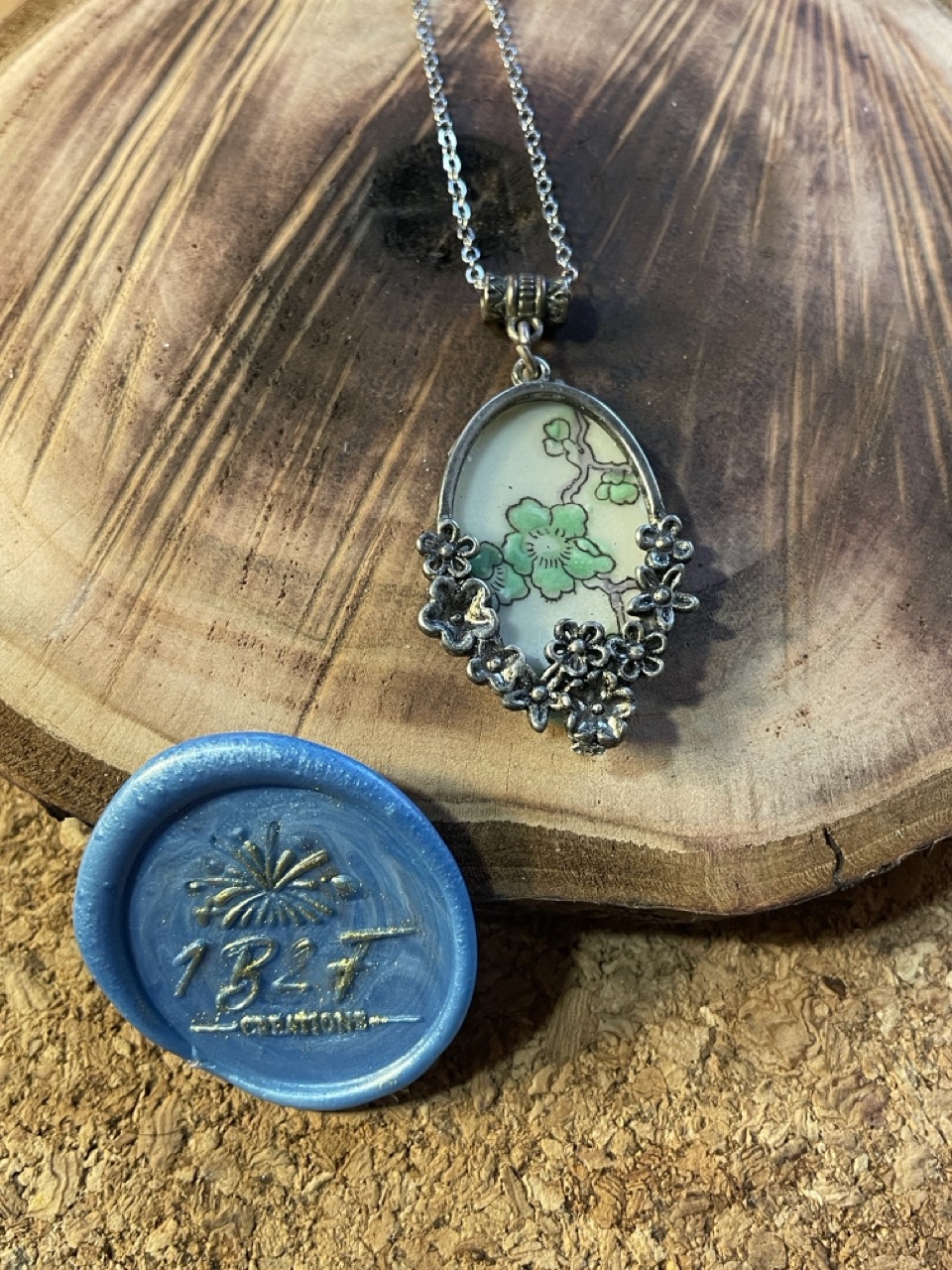 Pendentif en porcelaine de chine peinte à la main, recyclée, collection Marie Louise 1B2F