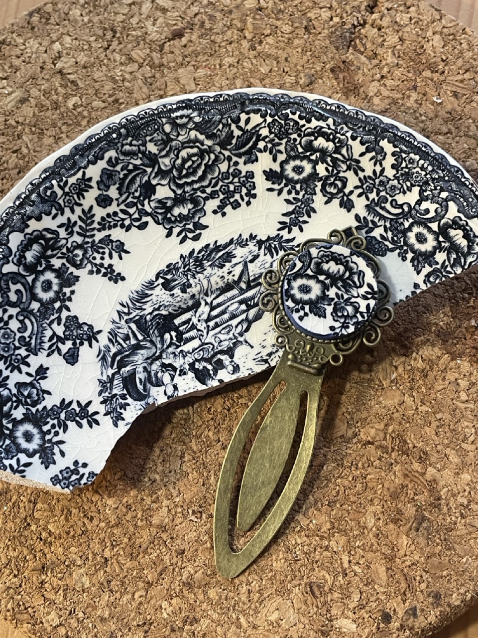 Marque page collection Marika, 1B2F en porcelaine anglaise réemployée