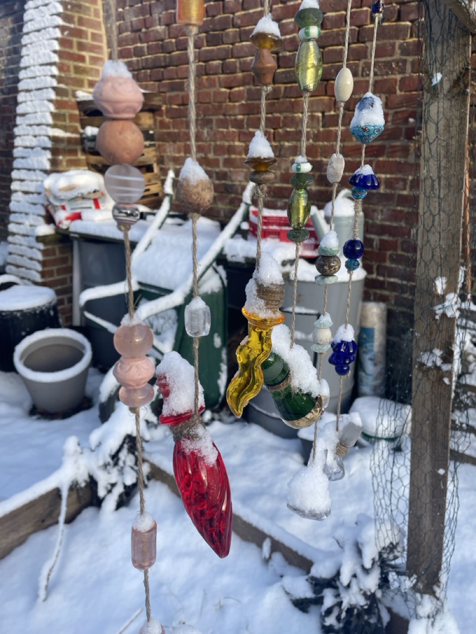 Mobile de jardin en perles et bouchons de carafe 1B2F