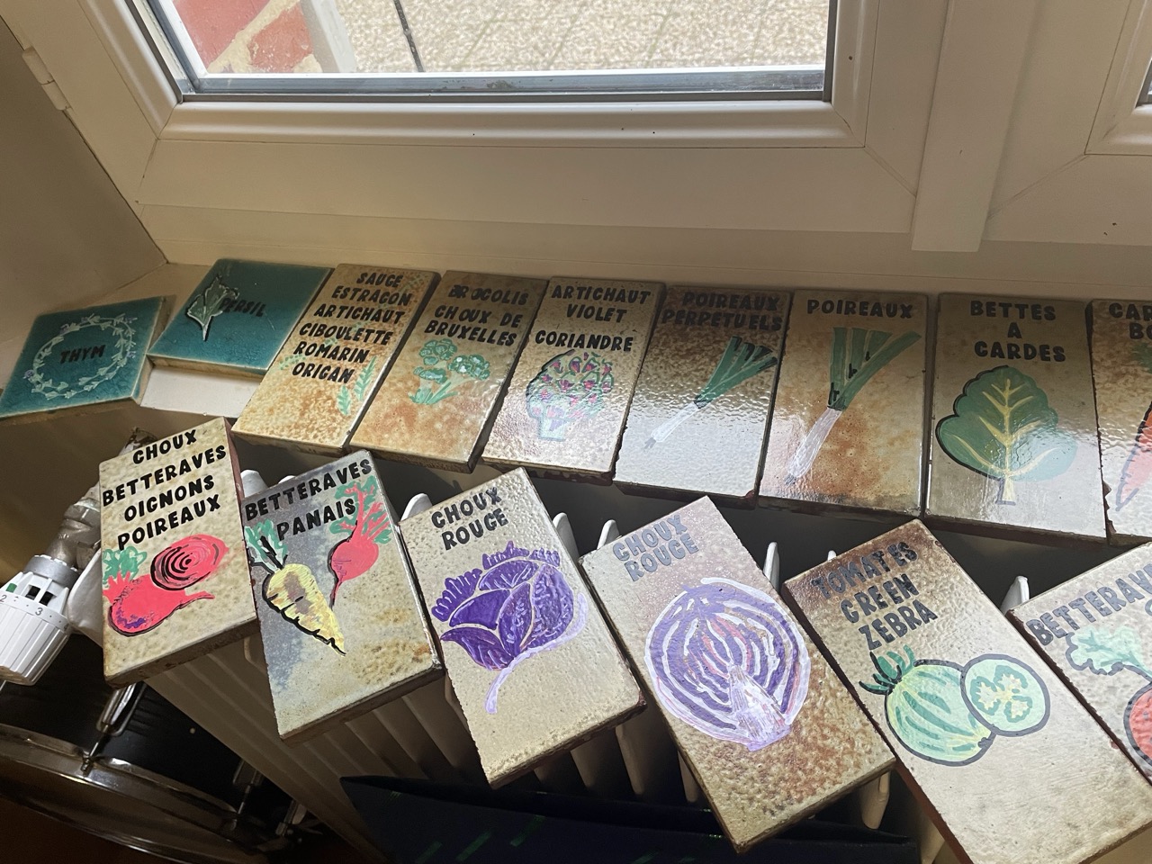 Marque plantes au jardin en carrelage illustré de réemploi 1B2F