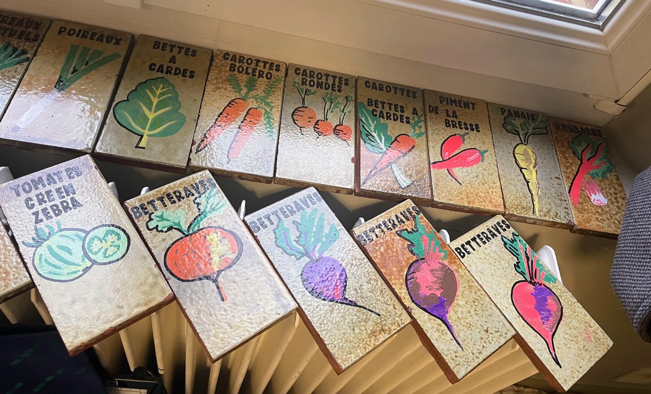 Marques plantes en carrelage de réemploi 1B2F