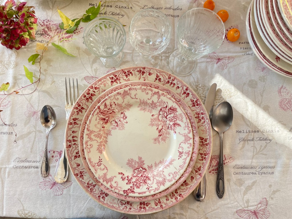 1B2F locations - Vaisselle ancienne vieux rose